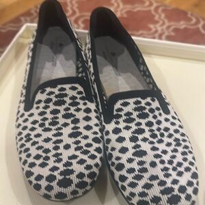 Clark’s cloud steppers, size 9 
Fun design, flexible and very comfortable flats.